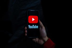 یوتیوبری با موبایل