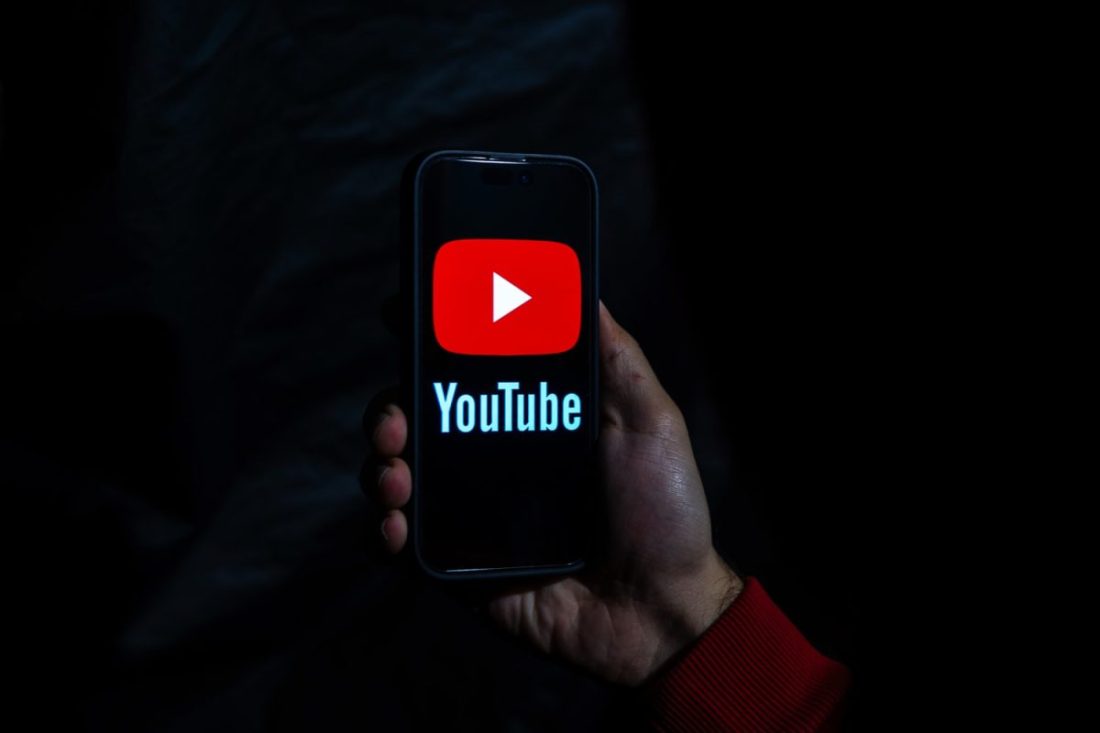یوتیوبری با موبایل