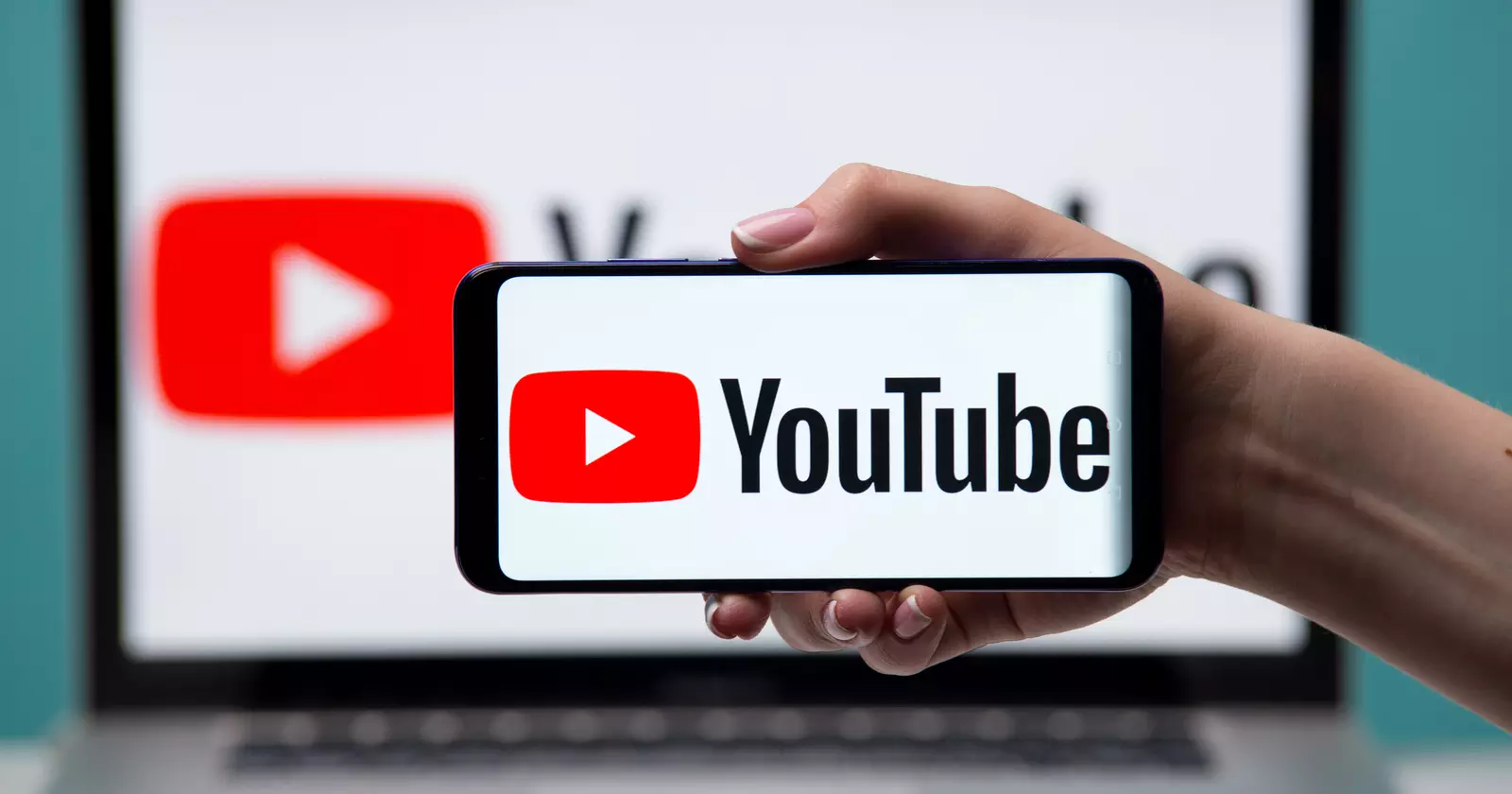 یوتیوبری با موبایل